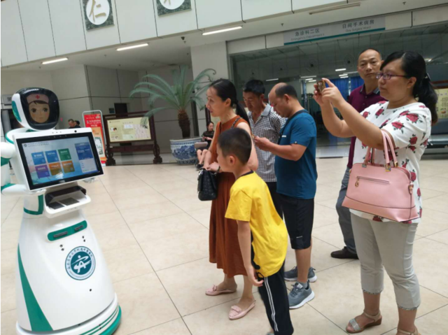 川南首个智能导诊机器人在西南医大中医院正式