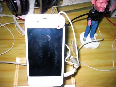 泸州商家为苹果手机装5个防盗器 称遭偷怕了