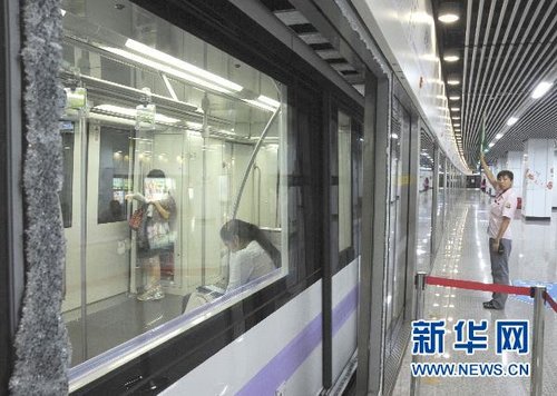 上海地铁10号线站台一屏蔽门突发玻璃爆裂
