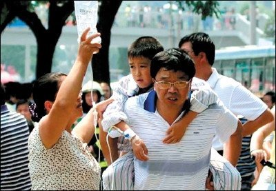 北京同仁医院起火 百余患者举吊瓶疏散(组图)