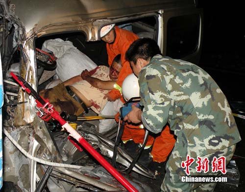 两车相撞司机被困车内 消防救援人员紧急破拆 两车相撞司机被困车内 消防救援人员紧急破拆