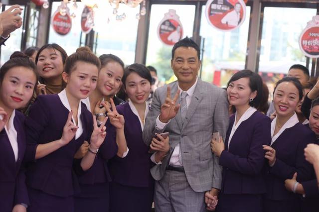 任达华亮相爱迪尔鹏瑞利店 场面拥挤引轰动