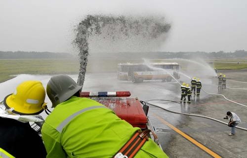 飞机降落起火?南充消防支队在开展机场灭火演