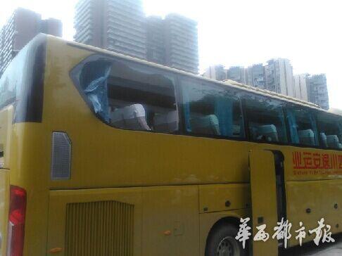 成都旅游大巴停路边 车窗玻璃被打成蜘蛛网(