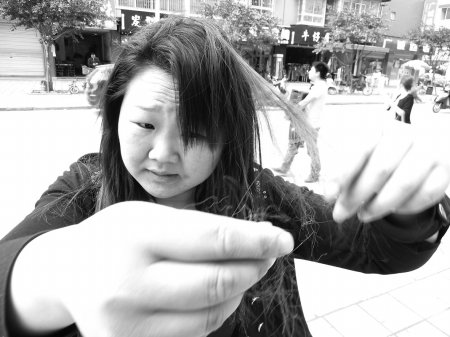 成都<em>女子头发</em>遭药水烧毁 烫发后大面积脱落_大