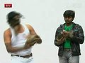 视频：印度牛人42秒用牙齿剥3颗椰子
