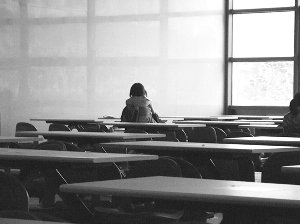 大学生情侣在食堂亲吻被偷拍上网 引发争议