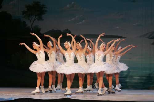 芭蕾舞《天鹅湖》成都首演 冰上芭蕾梦幻顶点
