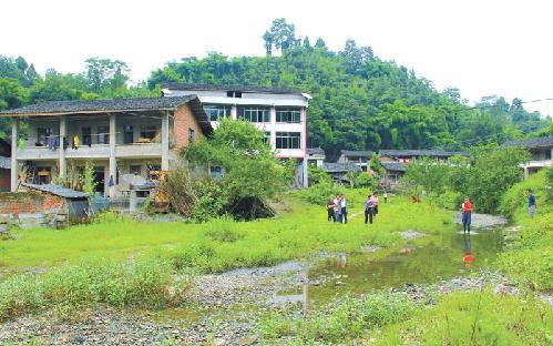 达州一煤矿关闭 矸石堆积致河沟堵塞(图)