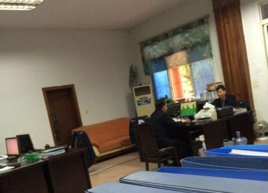 南充某地税局公务员上班玩游戏炒股 2人被处分