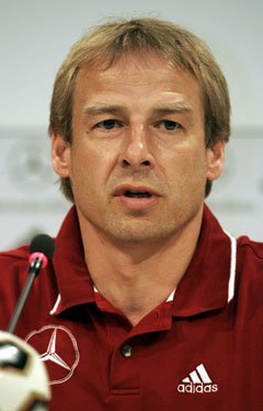 拉多纳与克林斯曼6月24日9:00做客绝对巨星_