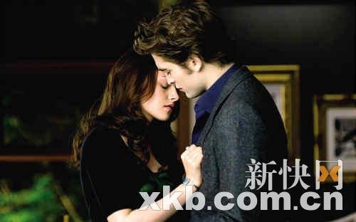 《暮光之城4:破晓》激情床照曝光 网上疯传