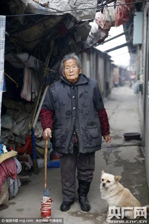 泸州91岁拾荒老太丈夫去世 户口注销成黑户