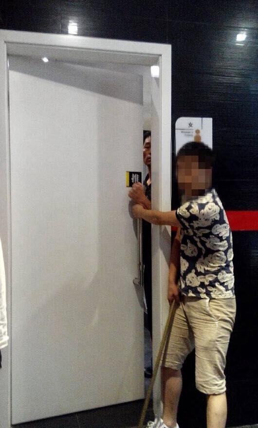 江逃犯蹿进女厕所遭堵 手机中发现偷拍视频(图