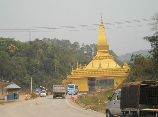 成都司机自驾老挝出车祸 对方车12人受伤