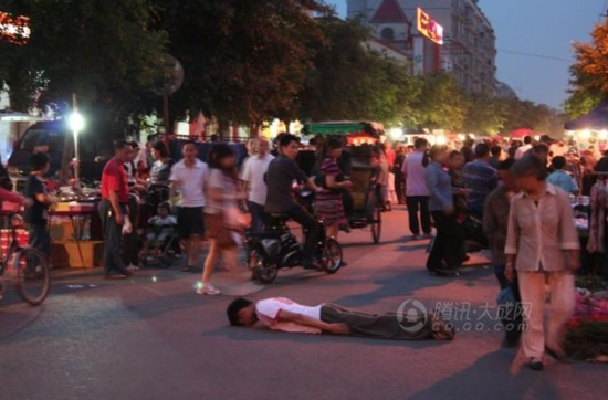 网曝成都摄友恶趣味 爱仆街蹦床盗梦(图)