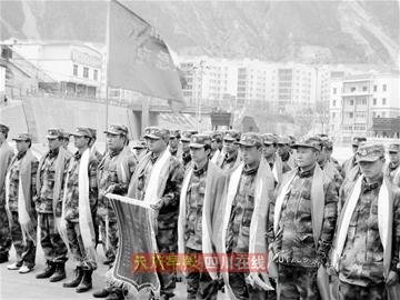 90名汶川民兵玉树救灾凯旋 汶川百姓敬献哈达