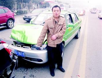 成都的哥酒后驾车追尾两车 丢掉17年饭碗(图)