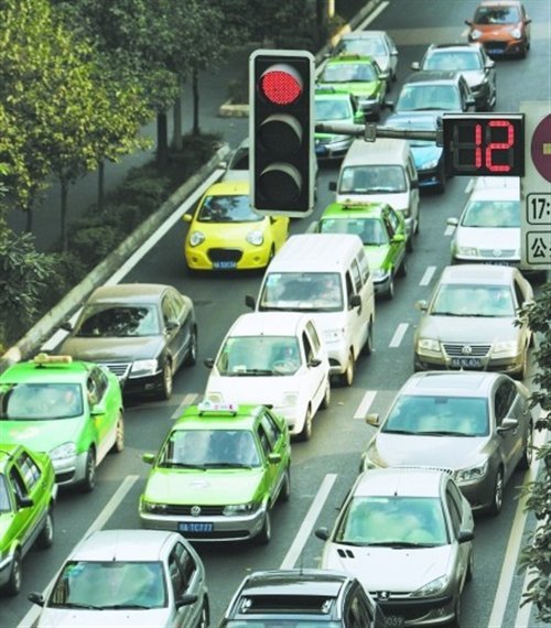 成都新增十余处红绿灯倒计时器配合交通
