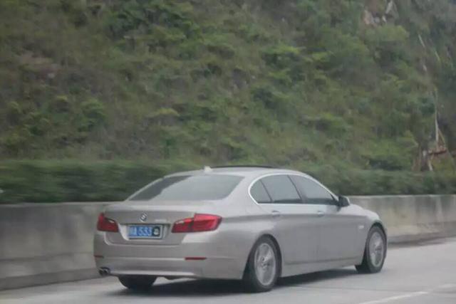 成都一豪车挡牌两次超速50%以上 司机一天被