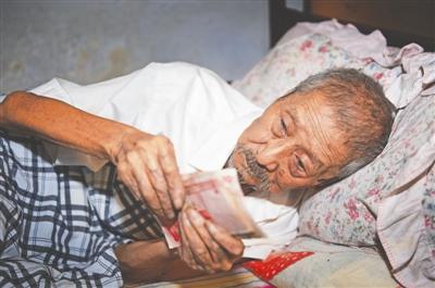 彭州103岁老人爱数钱 每天躺床上数三四次(图)