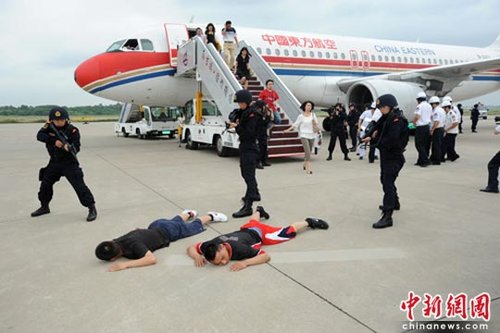 南京机场与航空公司举行反劫机演练(组图)_新