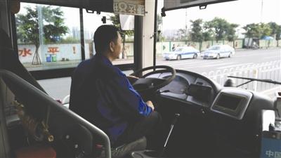 德阳公交司机直播小偷上车:又来2个 车上有4个