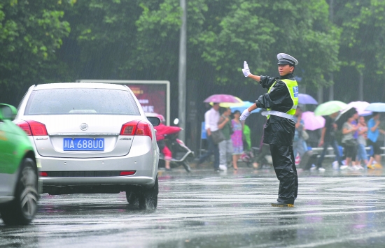 雨天执勤600位交警湿身 网友赞其为城市名片