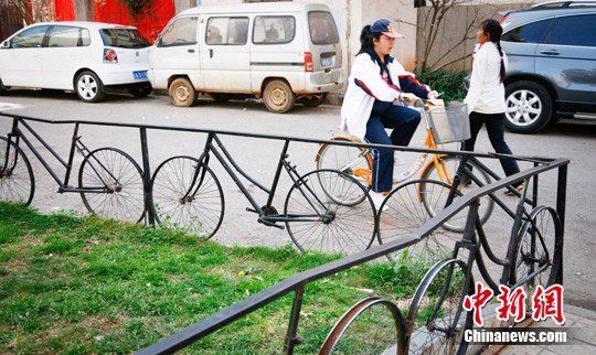 昆明:废旧自行车成花坛护栏 为小区添趣致