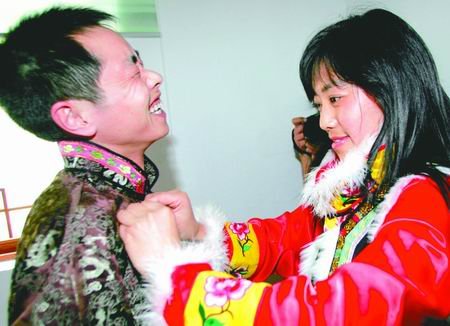 北川40人重组家庭 身着羌族服装参加集体婚礼