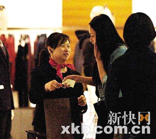 “车震”港姐被疑搭上内地富豪 住豪宅狂购物【图】