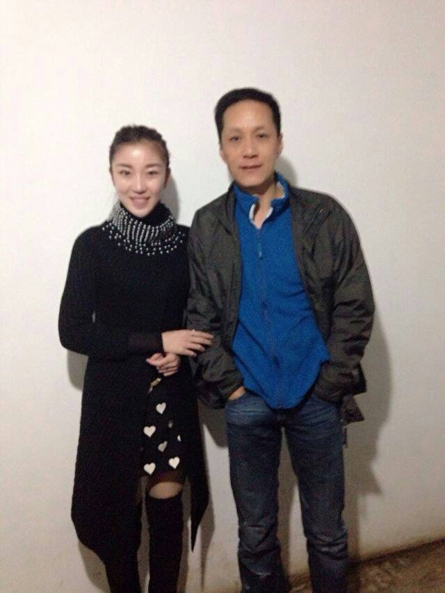 李茜、冯远征和赵岩松在昆明友情共度感恩节