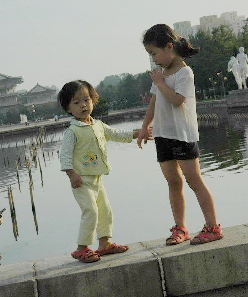 组图:实拍朝鲜儿童天真烂漫的童年