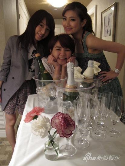 Ella过生日输钱吃海鲜 SHE飞赴北京准备演唱会
