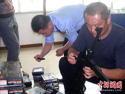 在省属某农场学校小卖部内查获狙击特重汽弹枪,仿五四