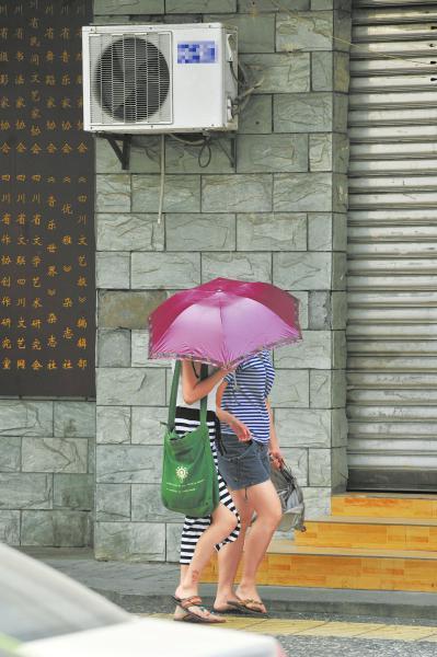 成都红星路空调外机频下雨 路人晴天也湿身(