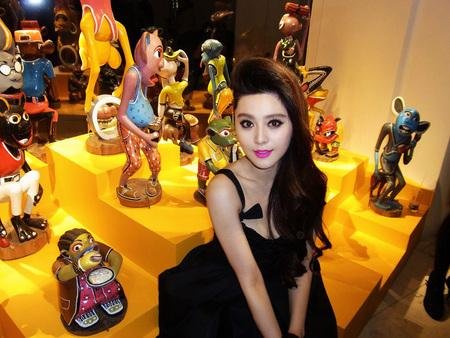 范冰冰<em>朋克</em>造型惊艳亮相 与U2同场俨然<em>摇滚</em>女