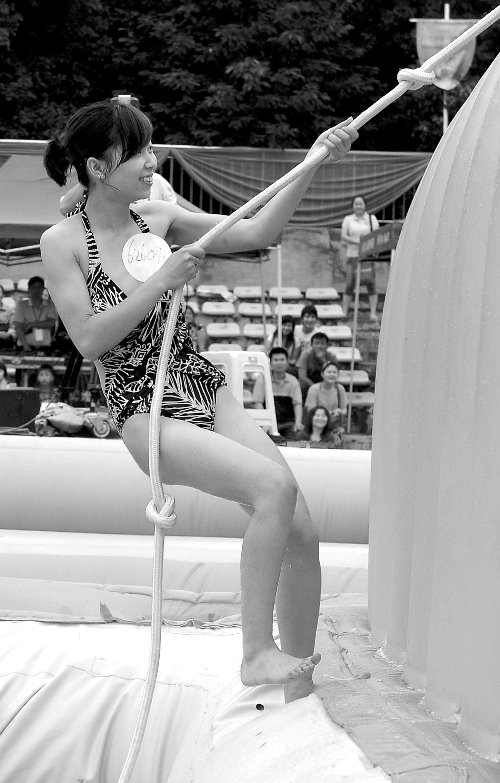 泳装美女闯关成功 多亏“东方哥哥”_新闻滚动_大成网_腾讯网