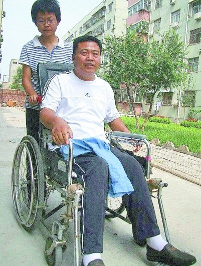 15年前的一场车祸使他高位截瘫,只能躺在床上或坐在轮椅上"生活",为