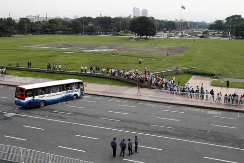 高清组图:菲律宾警方开始勘察犯罪现场