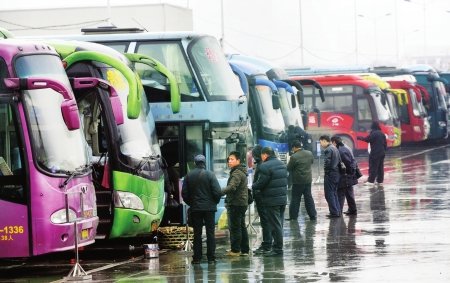 贵州再现冻雨天气 部分回四川客车滞留(图)_网