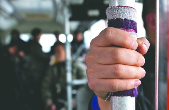 成都43路公交车出现绒毛扶手 司机自费布置车厢_大成网_腾讯网