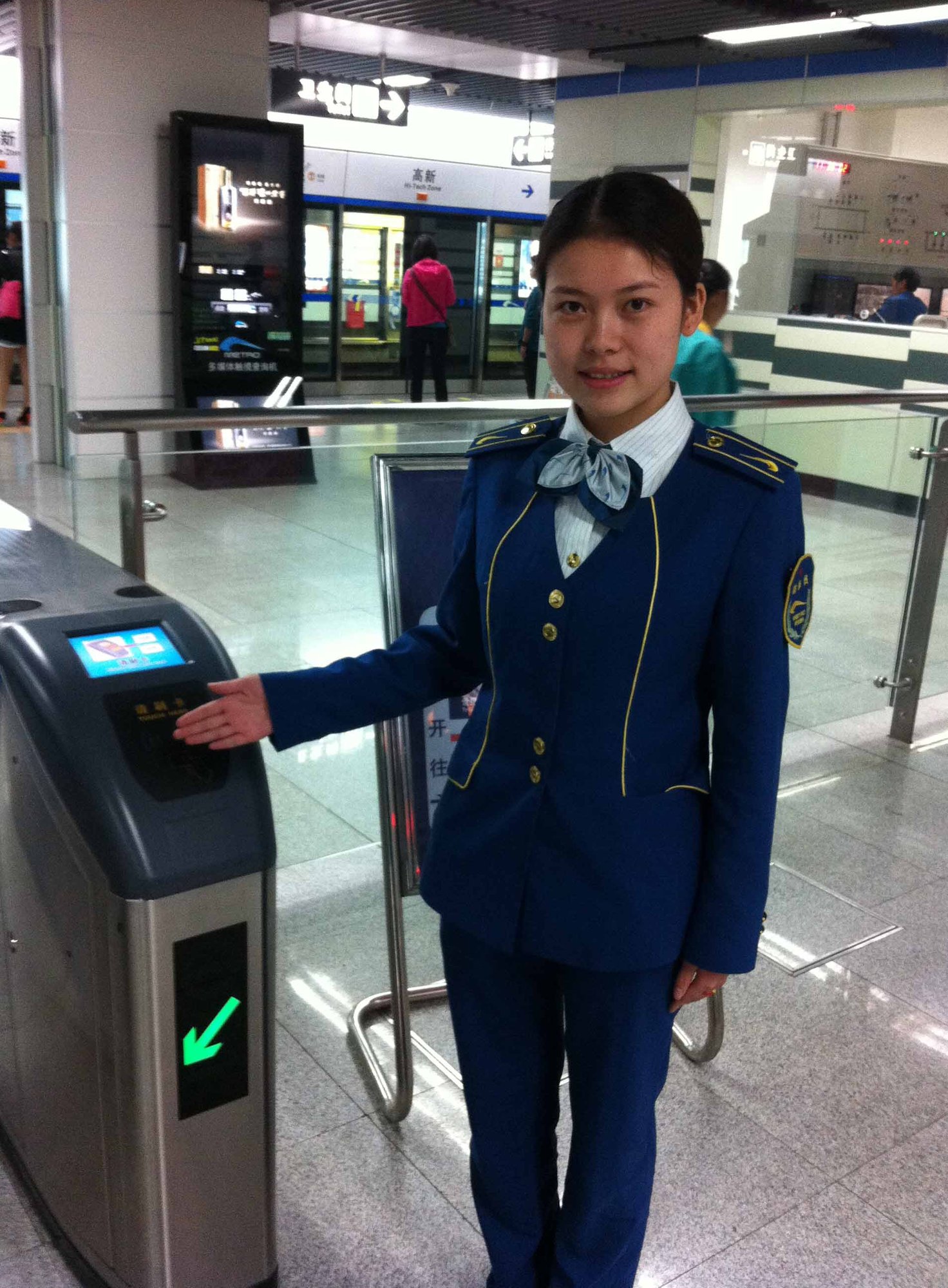 机器人站务员现身_成都地铁站务员收入