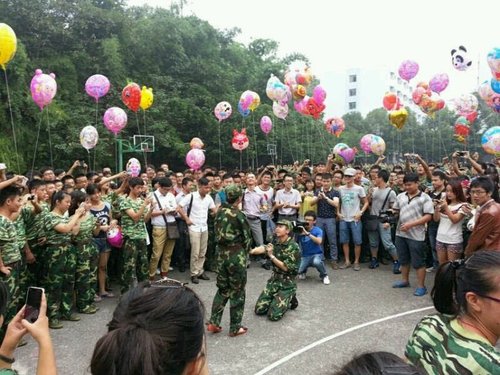 宜宾学院婚纱求婚_...业季,疯狂季 宜宾学院一大四女生穿婚纱跟男盆友求婚 现场多图(2)