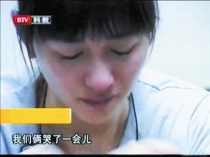 李小冉在刑警队配合调查时忍不住掉泪