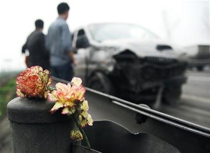 成乐高速客车 追尾 婚车 新郎 下车查看被撞 飞_大