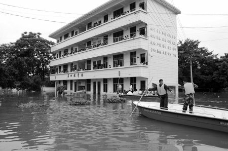 水淹学校 54年不遇暴雨袭击广西来宾800学生