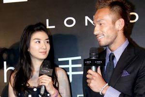 周刊:成龙成香港之耻 张柏芝必生第三胎