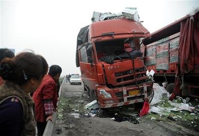 成乐高速客车 追尾 婚车 新郎 下车查看被撞 飞_大
