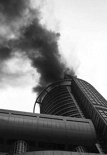 火烧高楼 广东广播电台顶楼失火烟雾千米外可